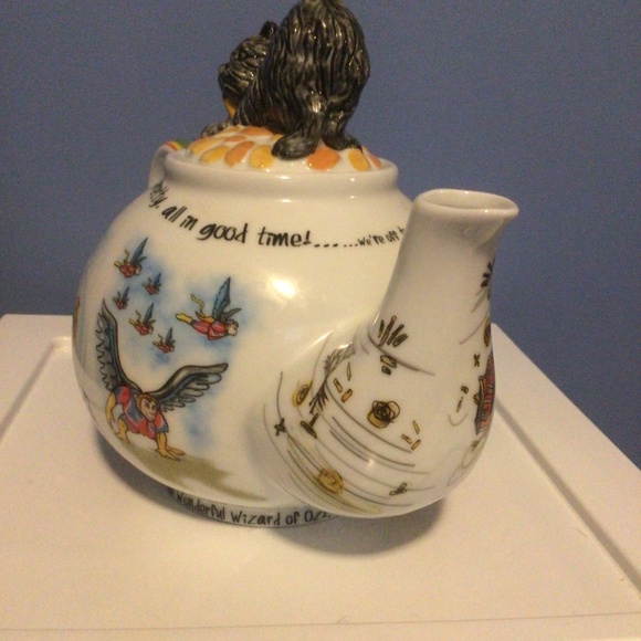 Wizard of Oz Paul Cardew Design 6 cup Collector’s Teapot with Toto Teapot Lid - Picture 8 of 15